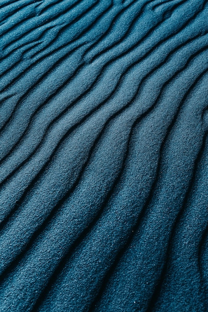 Gros plan d'une dunes de sable de couleur bleue sur une plage