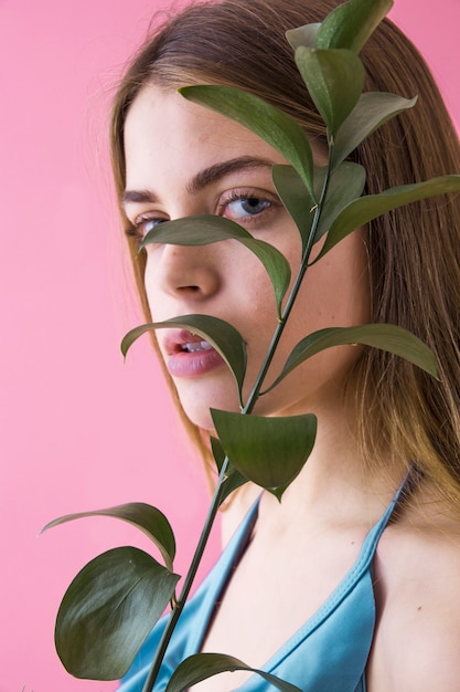 Photo gratuite gros plan d'élégante fille et feuilles de palmier