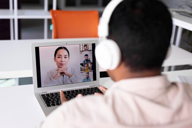 Photo gratuite gros plan employé en réunion