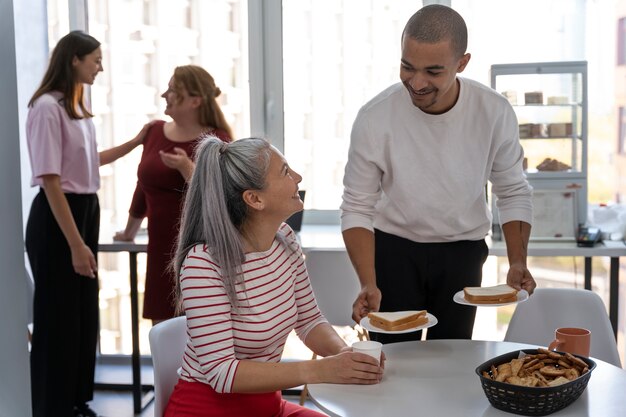 Gros plan sur les employés faisant une pause