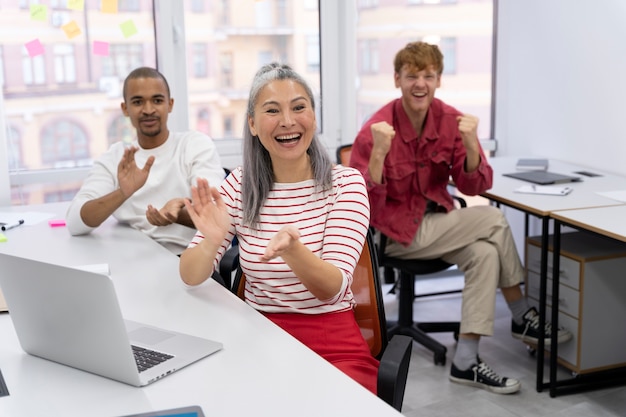 Photo gratuite gros plan sur les employés faisant une pause