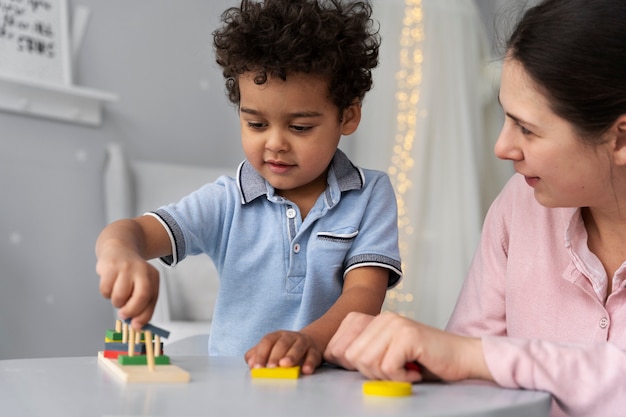 Photo gratuite gros plan sur un enfant appréciant un jeu didactique