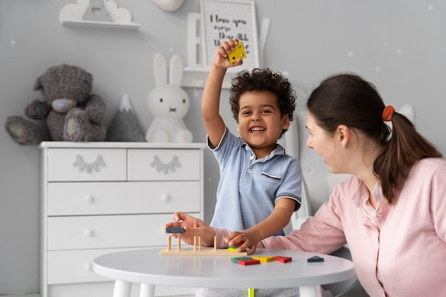 Gros plan sur un enfant appréciant un jeu didactique