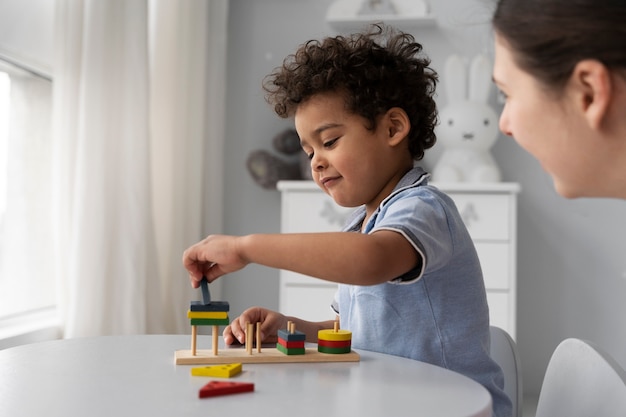 Gros plan sur un enfant appréciant un jeu didactique