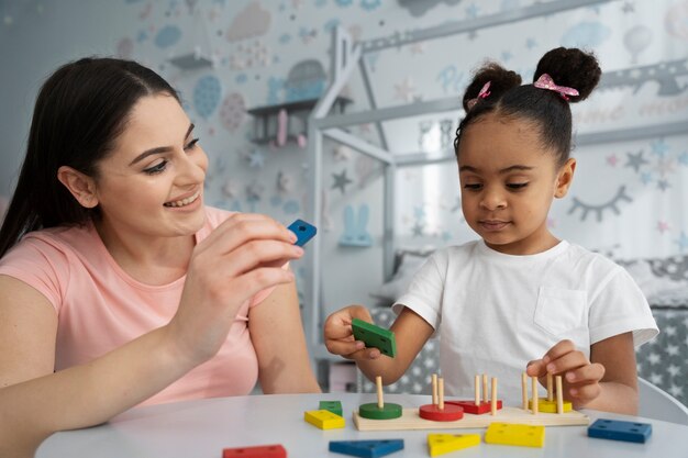 Gros plan sur un enfant appréciant un jeu didactique