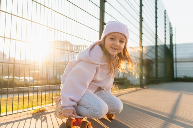 Photo gratuite gros plan sur l'enfant dans l'aire de jeux