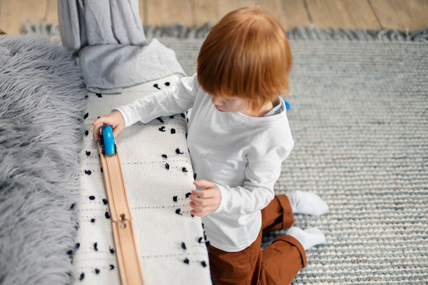 Photo gratuite gros plan sur un enfant dans sa chambre qui s'amuse