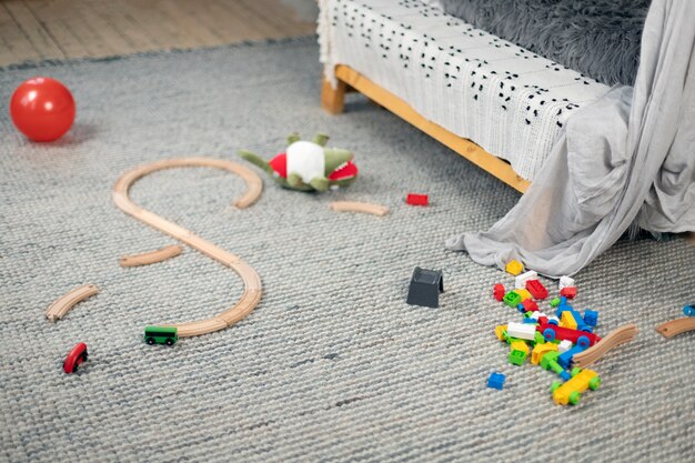 Gros plan sur un enfant dans sa chambre qui s'amuse