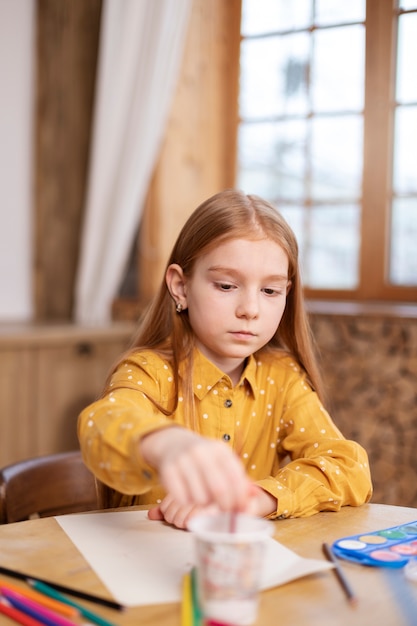 Gros plan sur un enfant dans sa chambre qui s'amuse