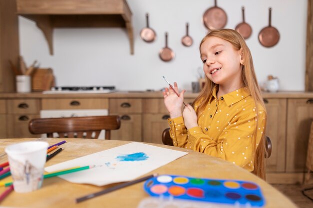 Gros plan sur un enfant dans sa chambre qui s'amuse