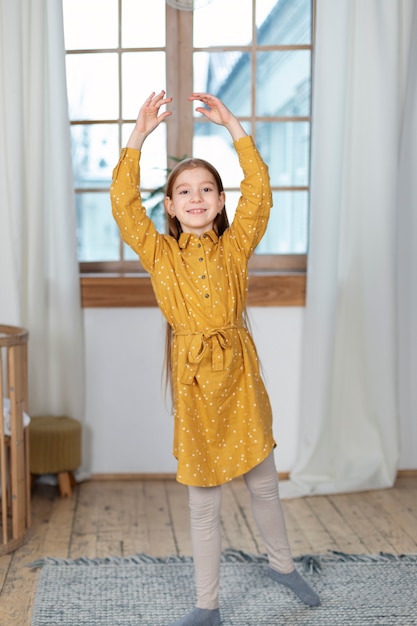 Gros plan sur un enfant dans sa chambre qui s'amuse