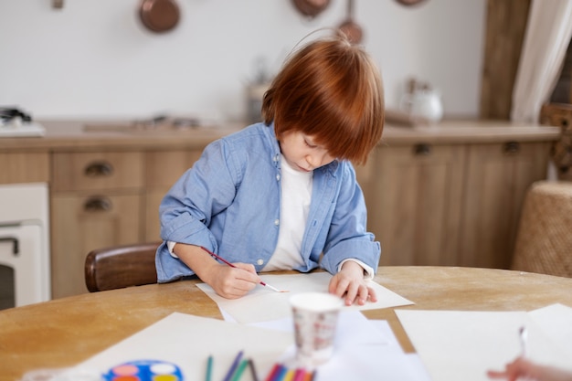 Gros plan sur un enfant dans sa chambre qui s'amuse