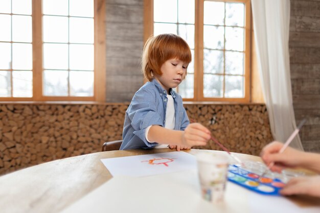 Gros plan sur un enfant dans sa chambre qui s'amuse