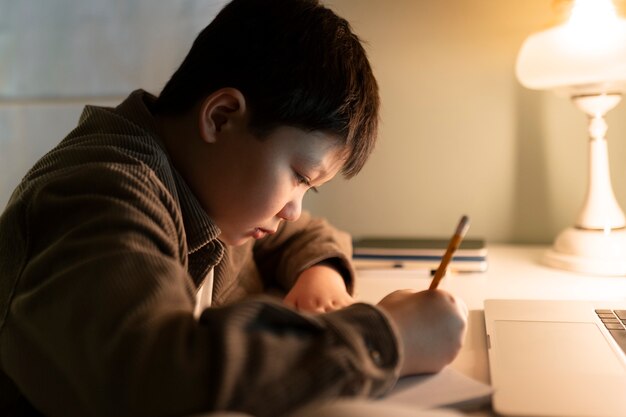 Gros plan enfant à faire ses devoirs