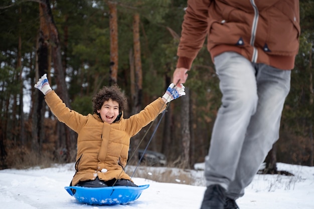 Gros plan sur un enfant heureux qui s'amuse