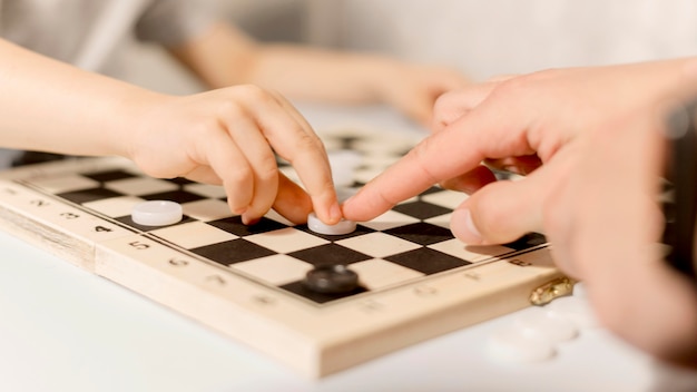 Photo gratuite gros plan enfant jouant aux échecs