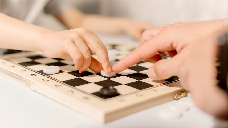 Photo gratuit gros plan enfant jouant aux échecs