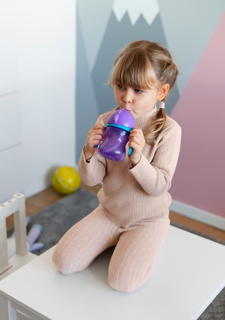 Gros plan sur un enfant jouant dans sa chambre