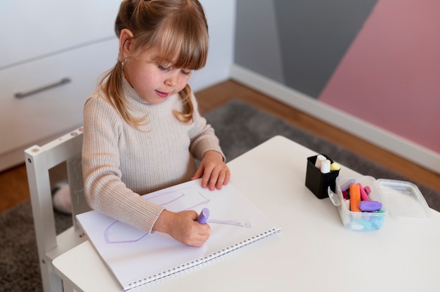 Photo gratuite gros plan sur un enfant jouant dans sa chambre