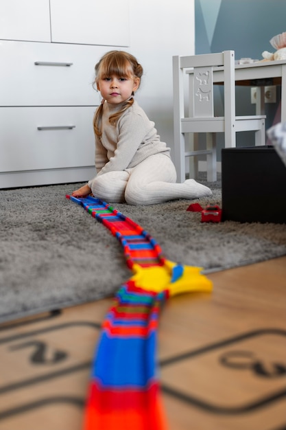 Photo gratuite gros plan sur un enfant jouant dans sa chambre
