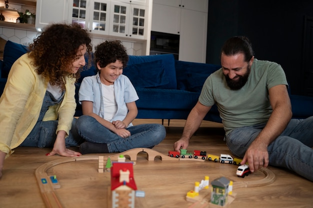 Photo gratuite gros plan sur un enfant jouant avec ses parents