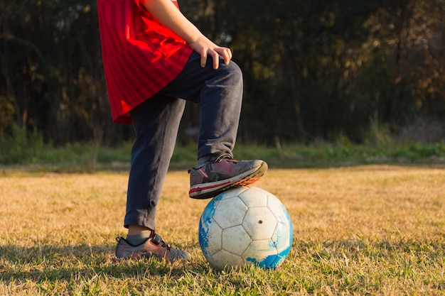 Photo gratuite gros plan, de, enfant, jouer, à, football, dans parc