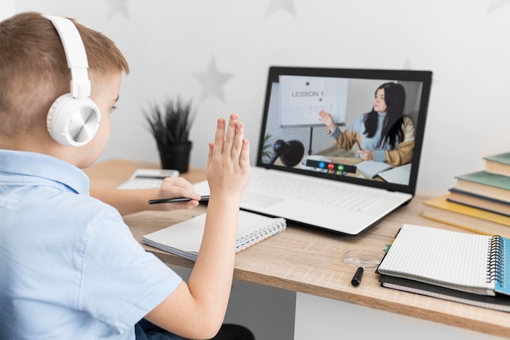 Photo gratuit gros plan enfant pendant les cours en ligne