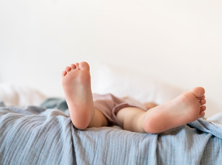 Photo gratuit gros plan, enfant, pieds, sur, ben