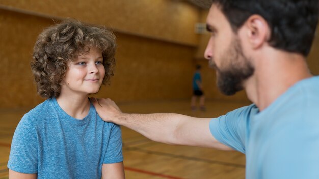 Gros plan enfant et professeur de sport