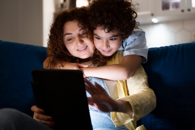 Photo gratuite gros plan sur l'enfant qui passe du temps avec ses parents