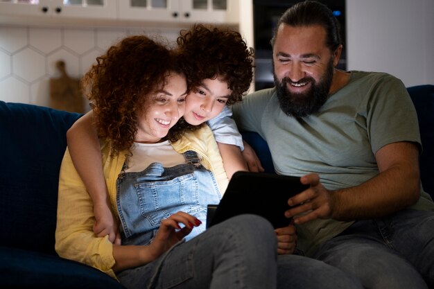 Gros plan sur l'enfant qui passe du temps avec ses parents