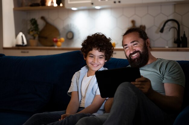 Gros plan sur l'enfant qui passe du temps avec ses parents