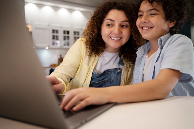 Photo gratuite gros plan sur l'enfant qui passe du temps avec ses parents