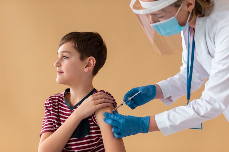 Photo gratuit gros plan sur un enfant qui se fait vacciner