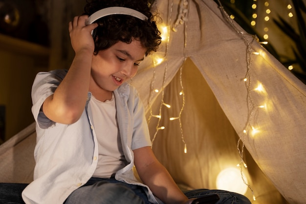 Gros plan sur l'enfant s'amusant avant de se coucher