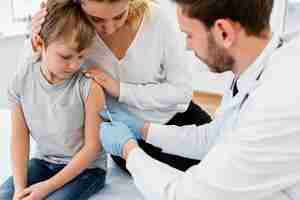 Photo gratuite gros plan enfant se faire vacciner