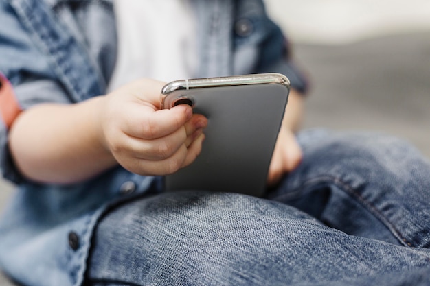 Gros plan, enfant, utilisation, a, téléphone portable