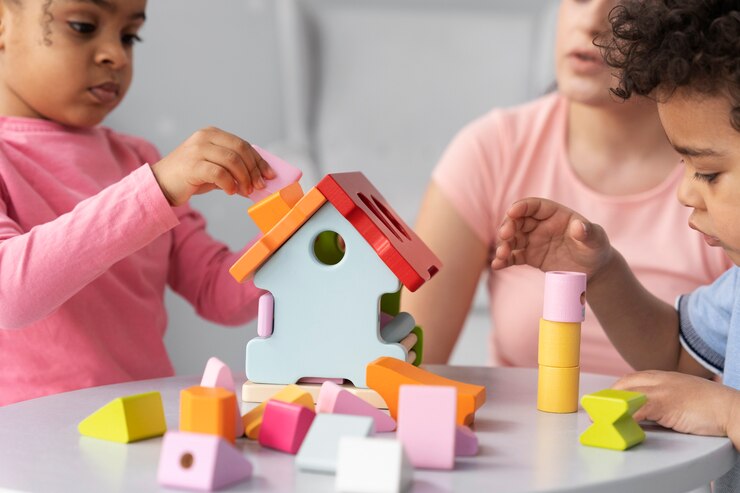 Photo gratuit gros plan sur les enfants appréciant le jeu didactique