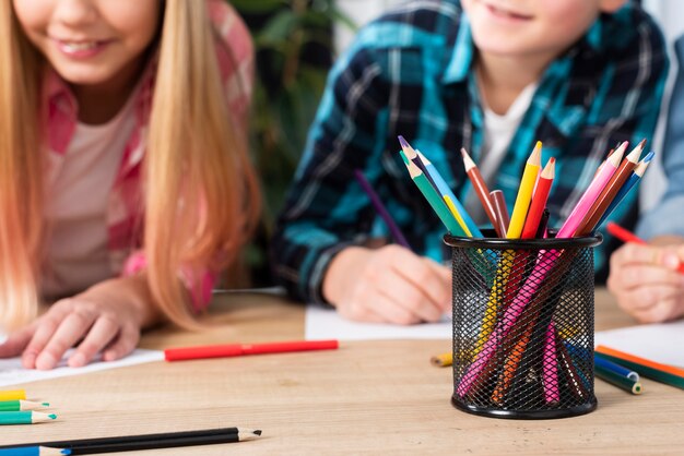 Gros plan des enfants à colorier