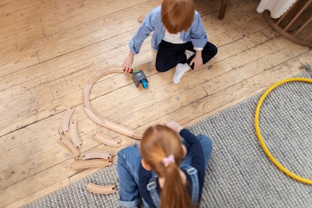 Photo gratuite gros plan sur les enfants dans leur chambre qui s'amusent