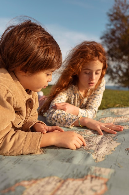 Gros plan des enfants mignons regardant la carte