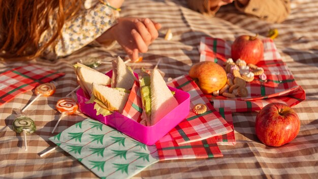 Gros plan des enfants avec des plats savoureux