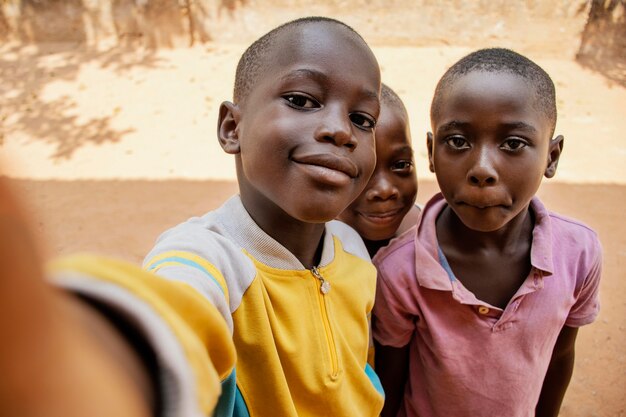 Gros plan des enfants prenant selfie ensemble