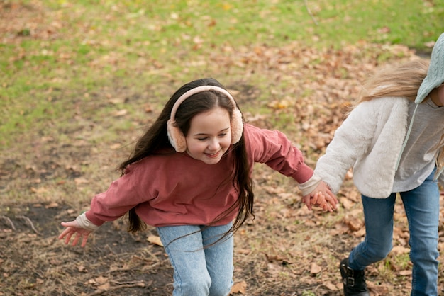 Gros plan des enfants qui courent à l'extérieur