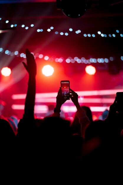 Gros plan d'enregistrement vidéo avec smartphone lors d'un concert. Image tonique