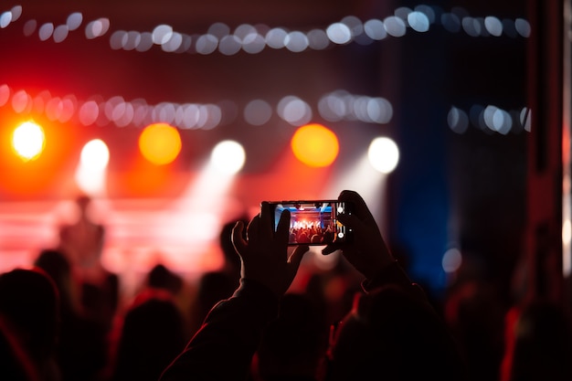 Gros plan d'enregistrement vidéo avec smartphone lors d'un concert. Image tonique