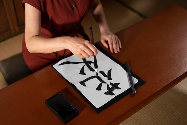 Gros plan sur un enseignant faisant de la calligraphie japonaise, appelé shodo