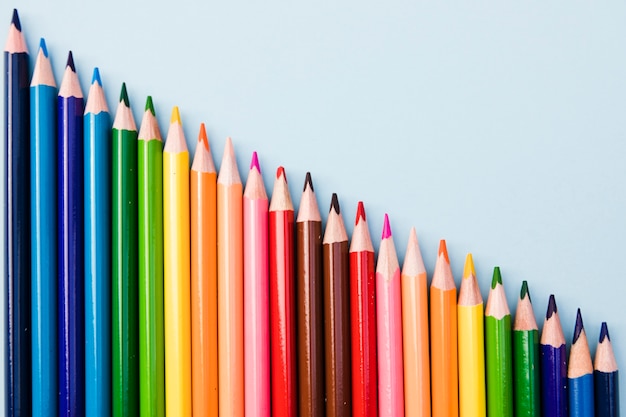 Gros plan ensemble de crayons de couleur