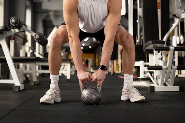 Gros plan sur l'entraînement des mains avec kettlebell