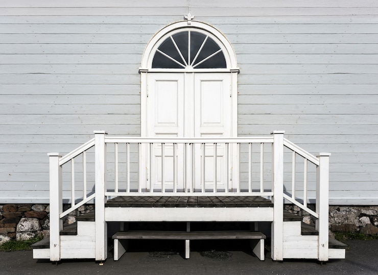 Photo gratuit gros plan sur l'entrée blanche en bois et les marches d'une belle maison en bois